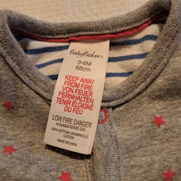 Baby Boden size 3-6 months footie sleeper, gray with red stars - Picture 2 of 3